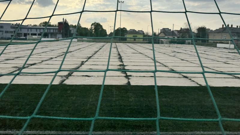 Magújul a műfüves pálya